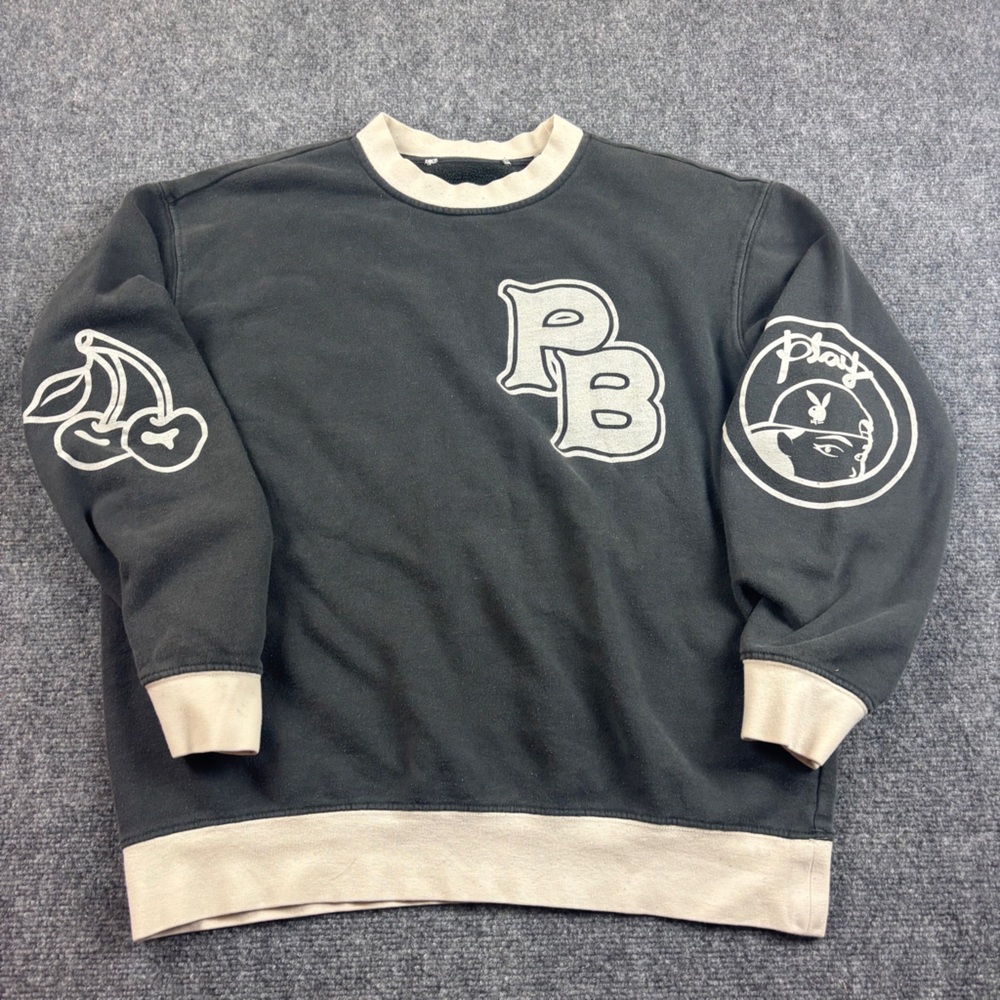 PLAYBOY Men’s Championship Crew Neck Graphic Sweatshirt Grey/Cream - Medium